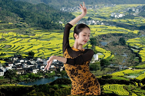 弘初丹被评为新地乡热舞派红人，钻了出来