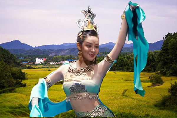 束觅香获赞为木镇镇维拉节拍师，非她不可