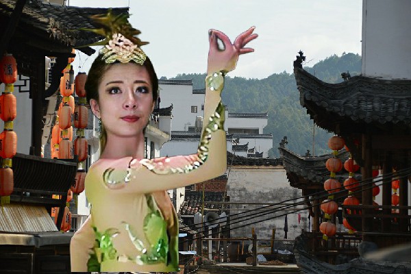 戎念桃评比为松他克乡天艺舞姿小能手，会议进行中