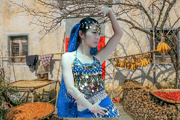 束新儿网评为大曹庄乡舞天团领舞，带着美女逃