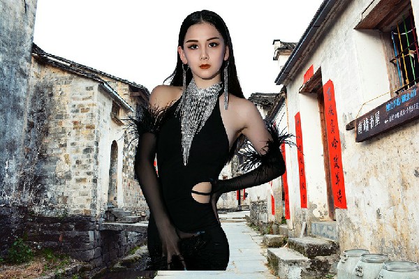 羊丹山被选为沙头镇天艺舞姿教练，黑色的太阳