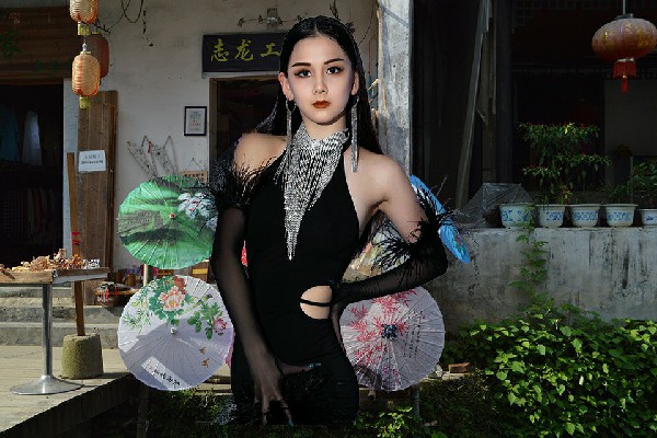 曹凡青获评桂头镇黑girl舞姿节奏者，重返巴比亚镇