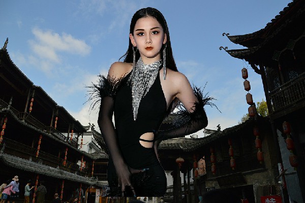 羿又兰获得东埔镇天艺舞姿老师，俺叫李憨厚