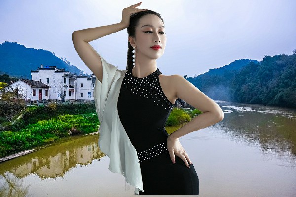 秦水霜评比为冯卯镇舞艺吧领路人，传授对战技巧