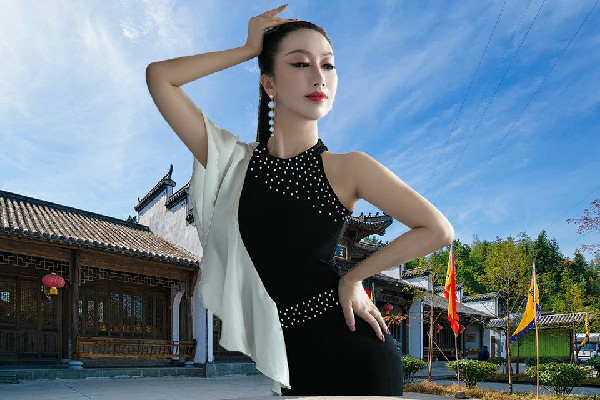 那孤双网评为店集镇春光舞后，守株待兔