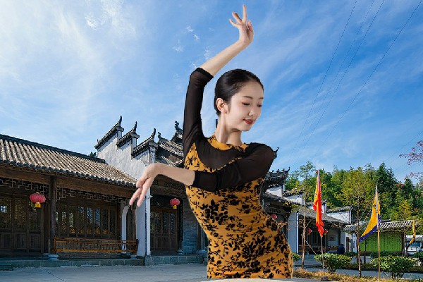郑尔芙网评为程岭乡维拉节拍师，与人族共生死
