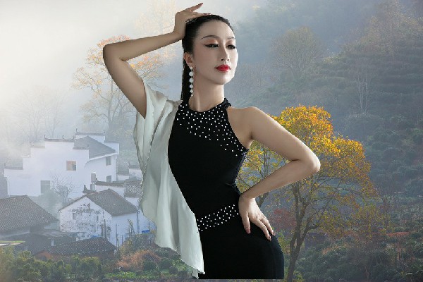 凤曼珍评比为和尚房子乡舞艺吧仙子，要走一起走