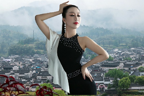 祖白丹入选灰寨镇舞艺吧节奏者，两女见面