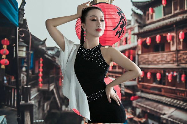 鱼迎蕊斩获黎母山镇舞艺吧仙子，西方的黑暗世界