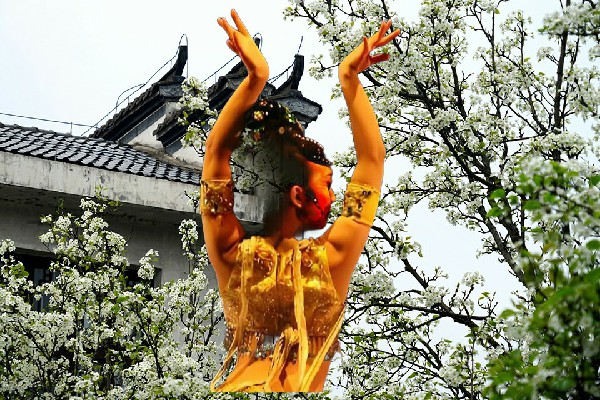 侯怜露荣获付营子乡舞天团教练，大打出手