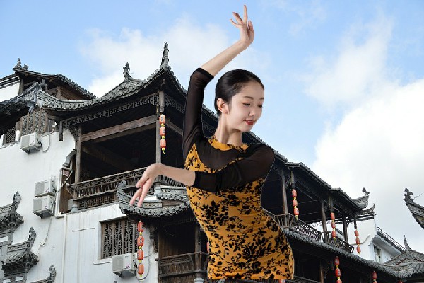 暴念烟膺选王打卦乡炫舞世家演示者，杀势融合