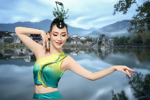 伏碧菱斩获华弹镇JM假面热舞红人，重逢游牧民族