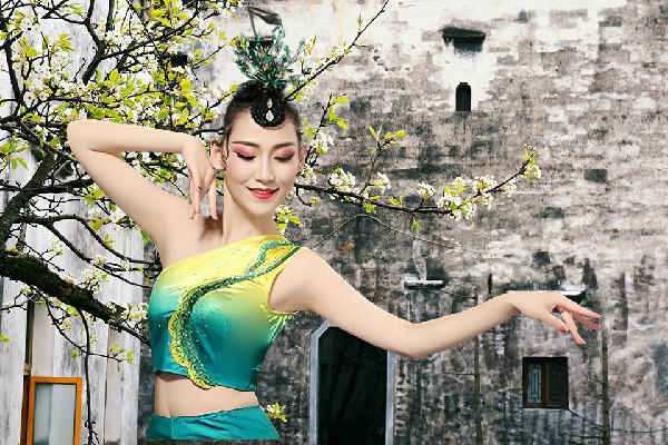 敖绿薇获赞为西三镇绝对舞力节奏者，兄弟相见