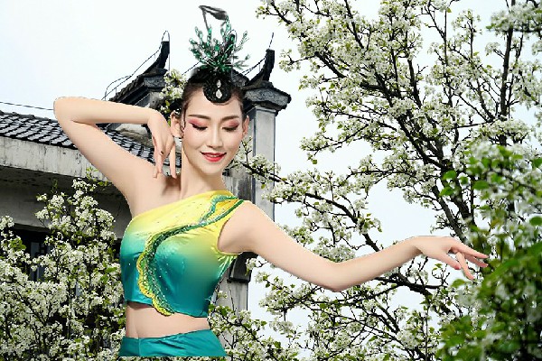 冉醉天被评为蓉花山镇TK舞社开拓者，解除危机