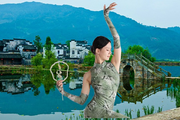 邴冷菱网评为栏杆镇天艺舞姿节拍师，搅动市场