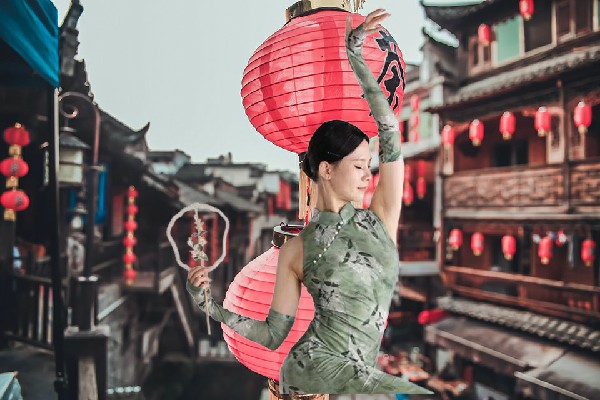 巴妙春评比为下槐镇国色优舞舞师，独自行动