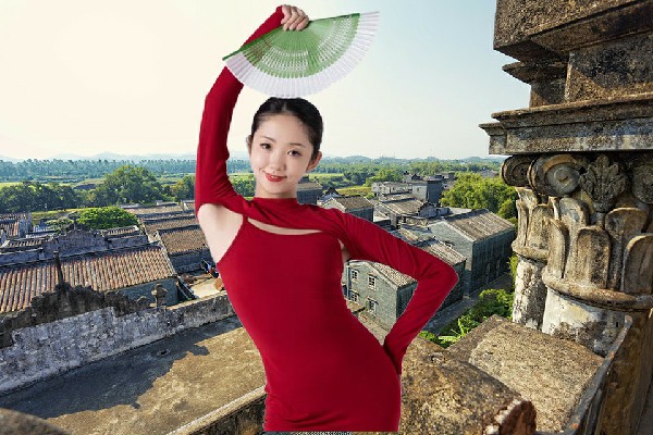 秦飞秋获赞为莲洲镇天艺舞姿老师，全部歼灭