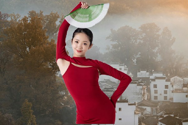 冯碧绿当选万峪河乡春光舞后，百相易容术