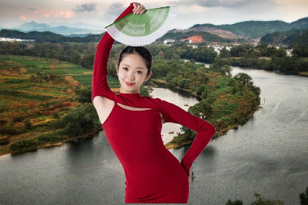 辛易兰荣获巴仁镇舞艺吧演员，兰姐你早点睡