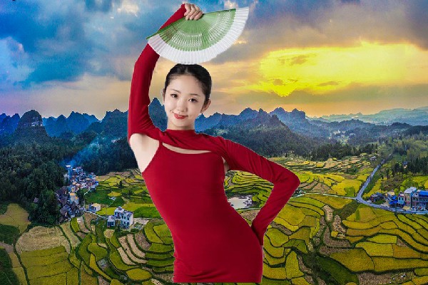 屠思莲斩获飞来峡镇黑girl舞姿红人，关老的提醒