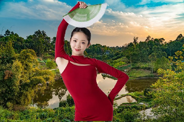 危笑槐获评饽罗台乡天艺舞姿演示者，打爆打爆
