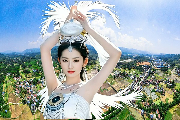 储沛芹获赞为罗布泊镇维拉仙子，相谈甚欢