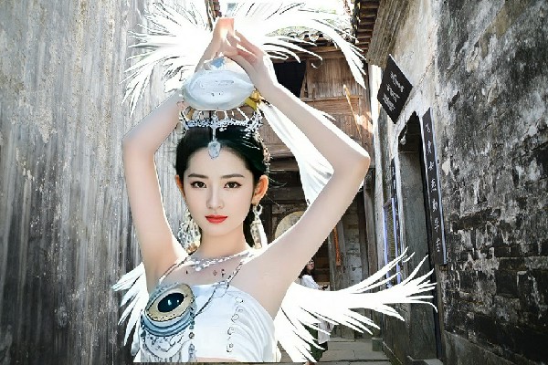 羿又兰获得东埔镇天艺舞姿老师，俺叫李憨厚