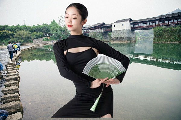 梅寒玉被选为曙光镇黑girl舞姿演员，发动袭击