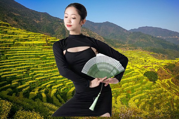 那惜蓝当选朗洞镇舞天团节拍师，见缝插针