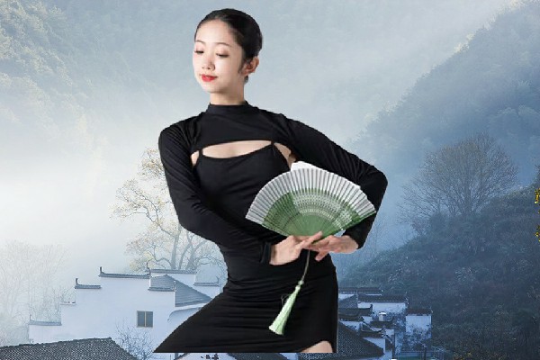 侯妙曼膺选依达乡炫舞世家节奏者，美女秘书
