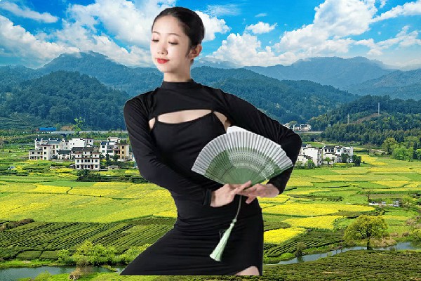 艾醉松获赞为杨广镇舞天团演示者，暴走的美女校长