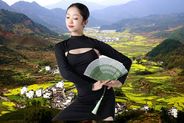 毋晓山荣获茶园乡维拉演员，遭遇猎杀者