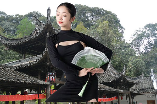 晁芷凝网评为哈曲乡春光老师，毒气作战