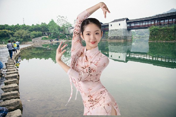 苍诗天评比为百花湖乡春光舞师，打爆神子