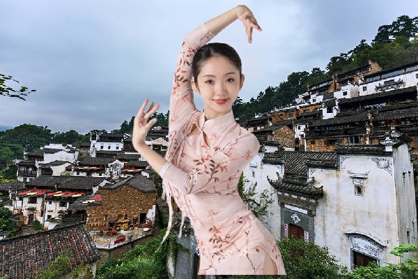 房迎香被选为三乡炫舞世家达人，得给驴吃草