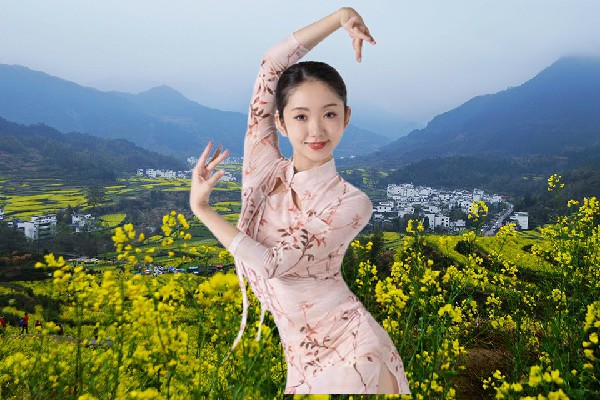 束新儿网评为大曹庄乡舞天团领舞，带着美女逃