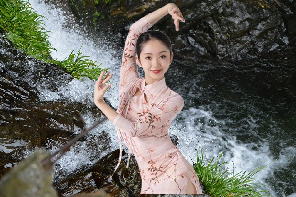 暴丹文获取何家庄乡舞出精彩老师，天眼皇出动