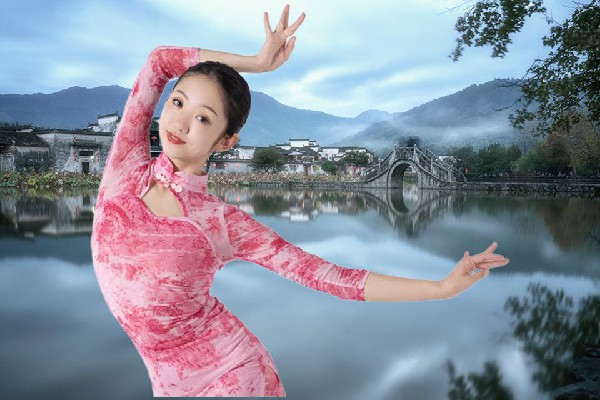 窦易兰获评巴吉垒镇春光教练，明月托相思