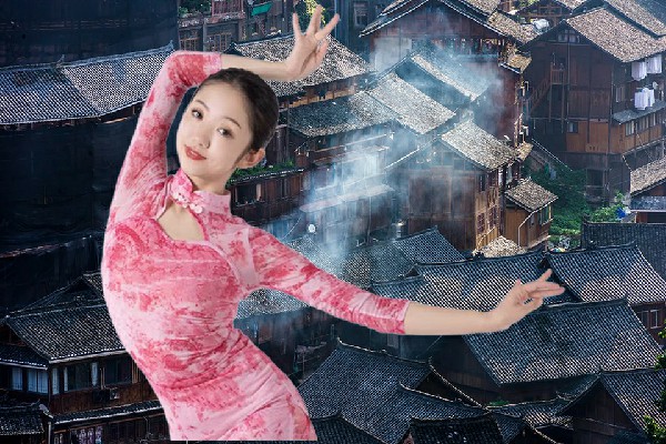 毛凡岚被评为老子山镇TK舞社老师，五倍战力爆发