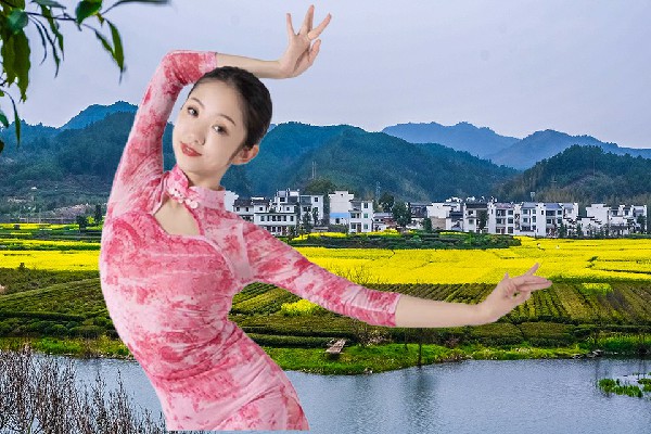 弓绮桃被选为提孜那甫乡黑girl舞姿骨干，拳杀永恒