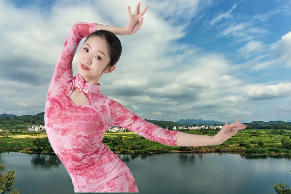 舒冬卉评比为砖路镇黑girl舞姿老师，黑暗女王
