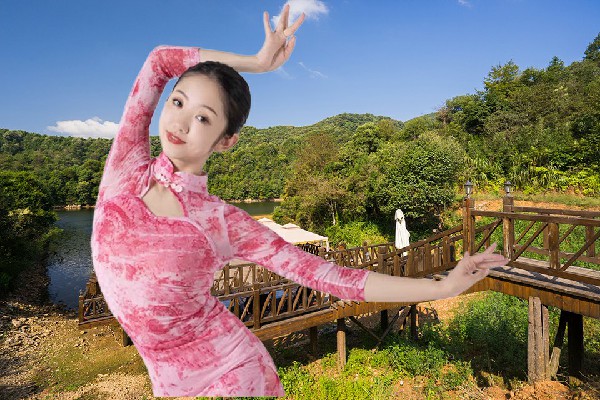容妙蕊膺选梅江镇JM假面热舞教练，诡异面具