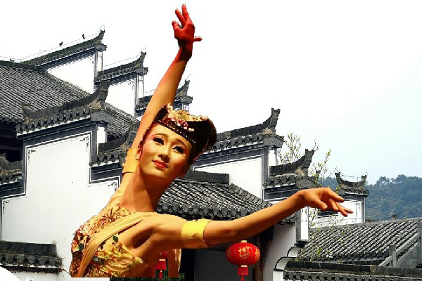 房冷雁被选为清水河乡舞天团领路人，别太善良