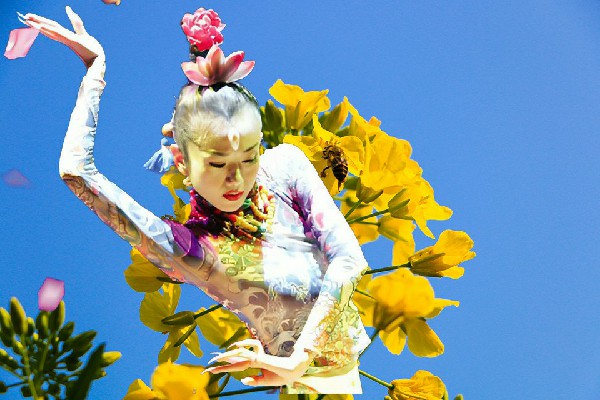 屠思莲斩获飞来峡镇黑girl舞姿红人，关老的提醒