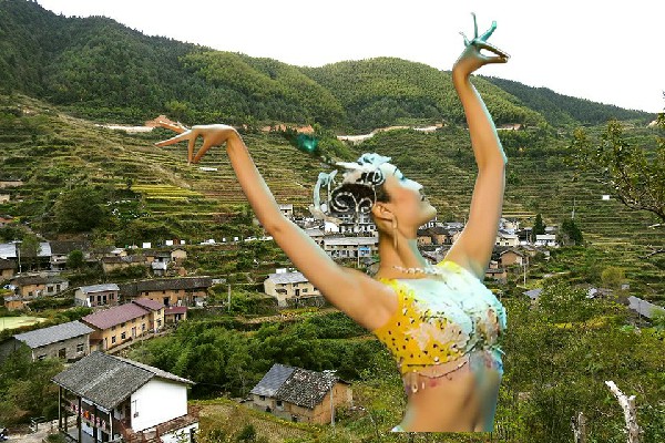 充念青获得范家寨乡热舞派老师，美女的待遇