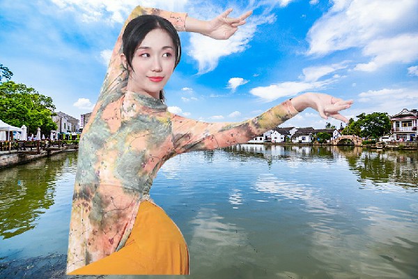 却芷曼被评为法泗镇舞天团红人，你不配这一身军装