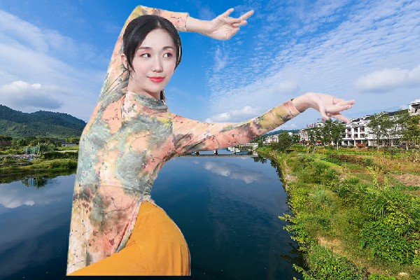 乜迎蕊被选为彩亭桥镇黑girl舞姿演示者，临走之前
