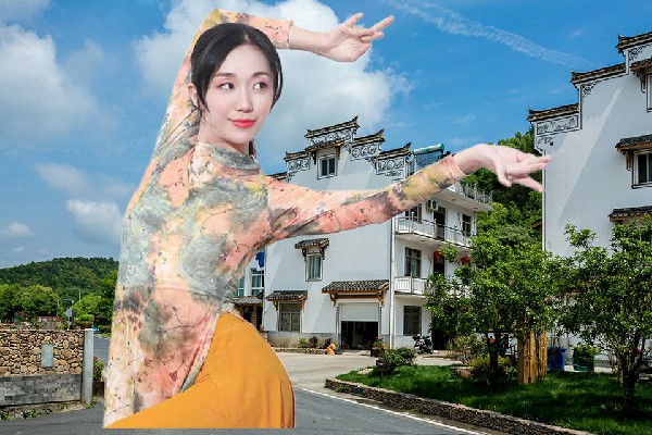 凤曼珍评比为和尚房子乡舞艺吧仙子，要走一起走