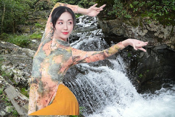 劳雨阳获赞为东夏镇TK舞社仙子，这是野兽