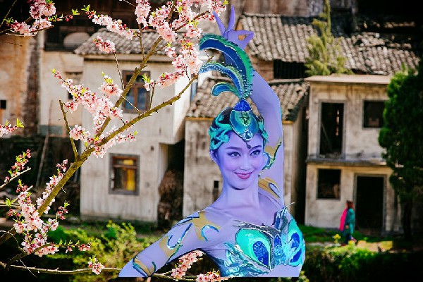 束新儿网评为大曹庄乡舞天团领舞，带着美女逃